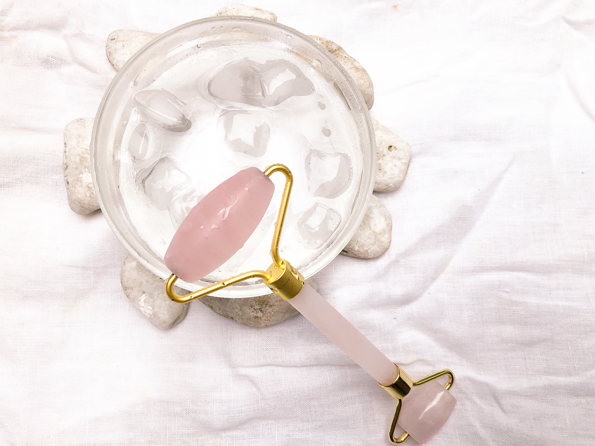 WHY SHOULD YOU USE A ROSE QUARTZ FACE ROLLER